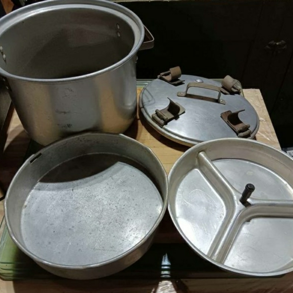 Old American Pressure Cooker - Picture 5 of 7